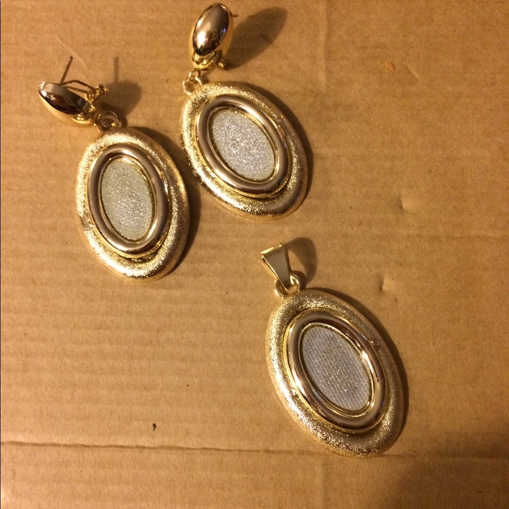 Pendant and earrings set
